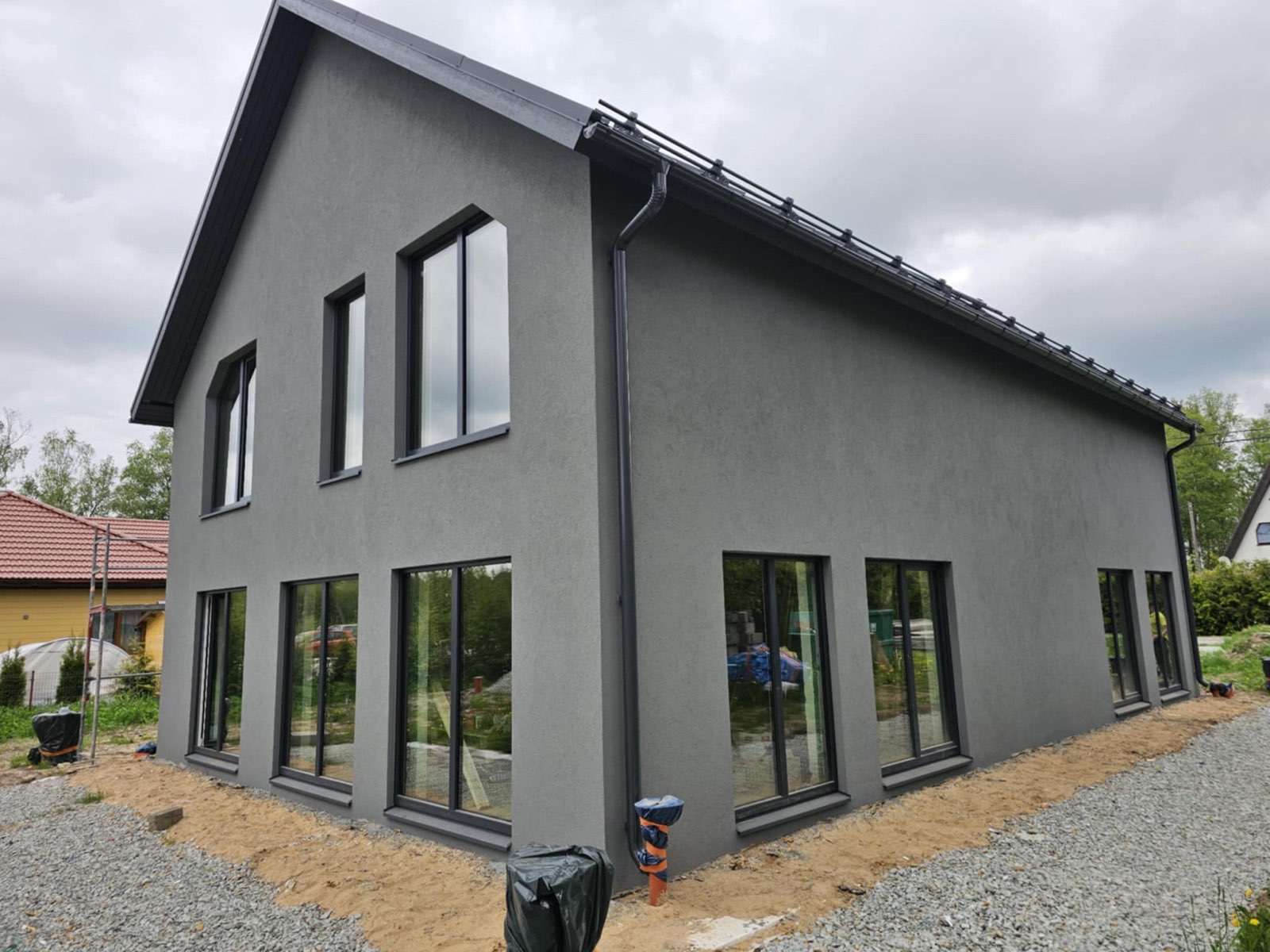 Hall krohvitud eramaja fassaad – uusehitis