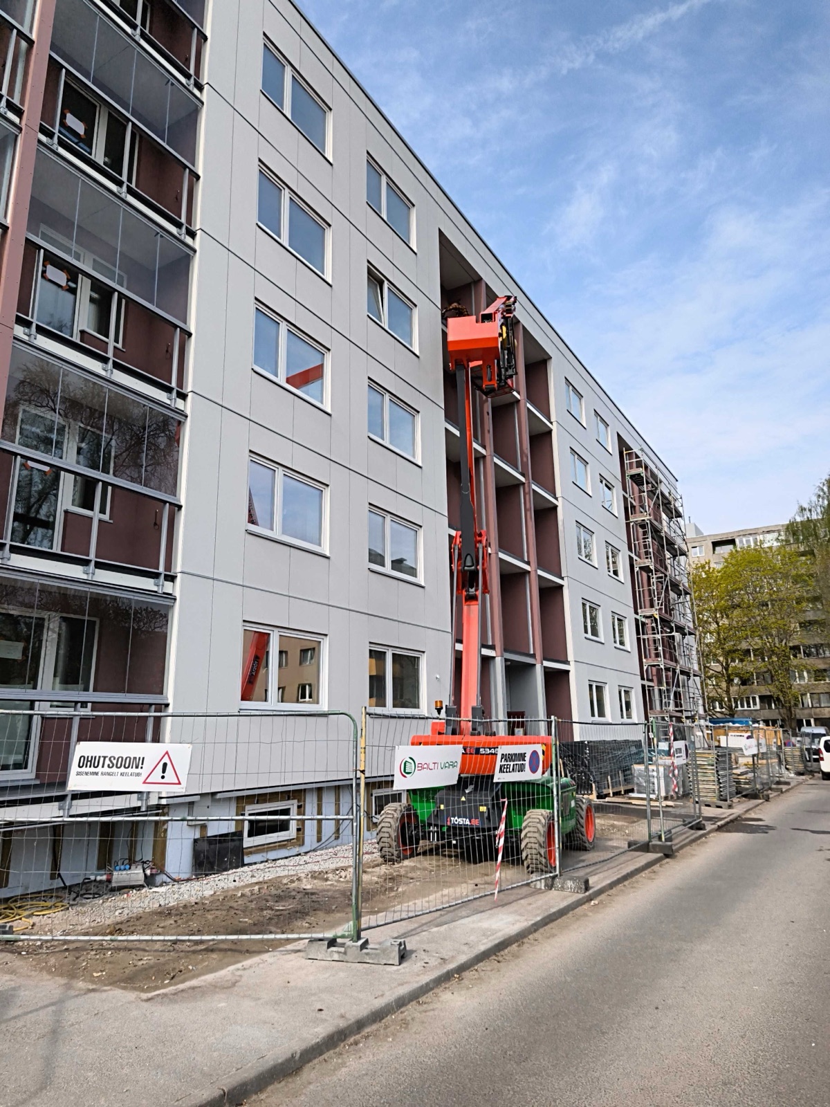 Kuldnoka 10 – kortermaja fassaaditööd, hall välisviimistlus